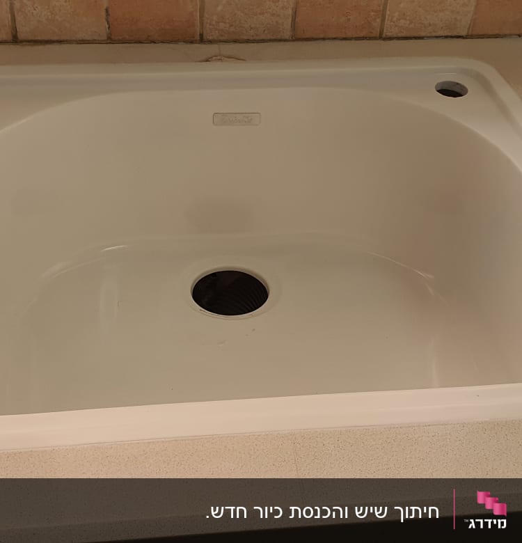 כיור לבן משובץ בשיש בהיר